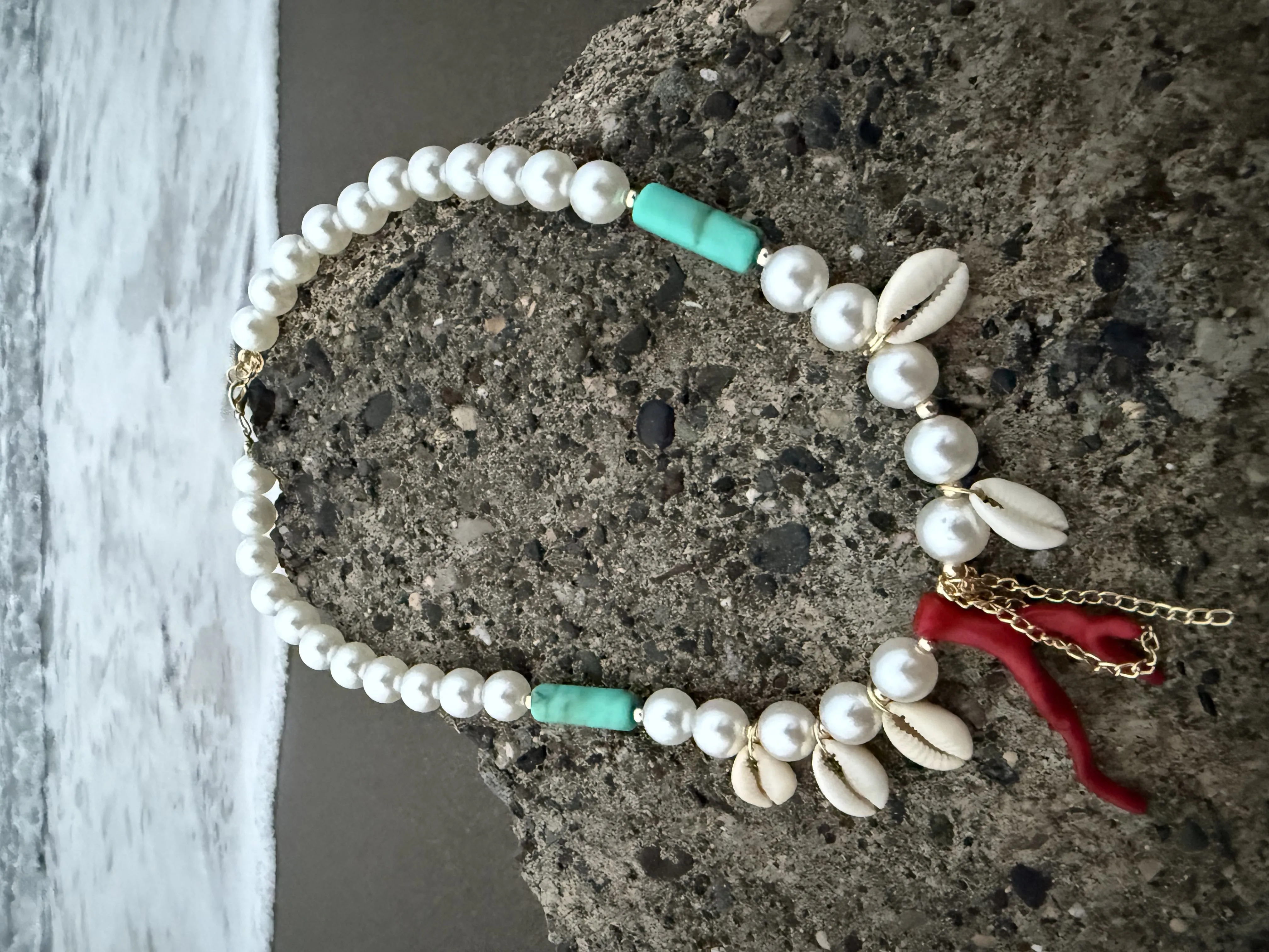 İnci Mercan Charmlı Boncuklu Bordo Kolye 