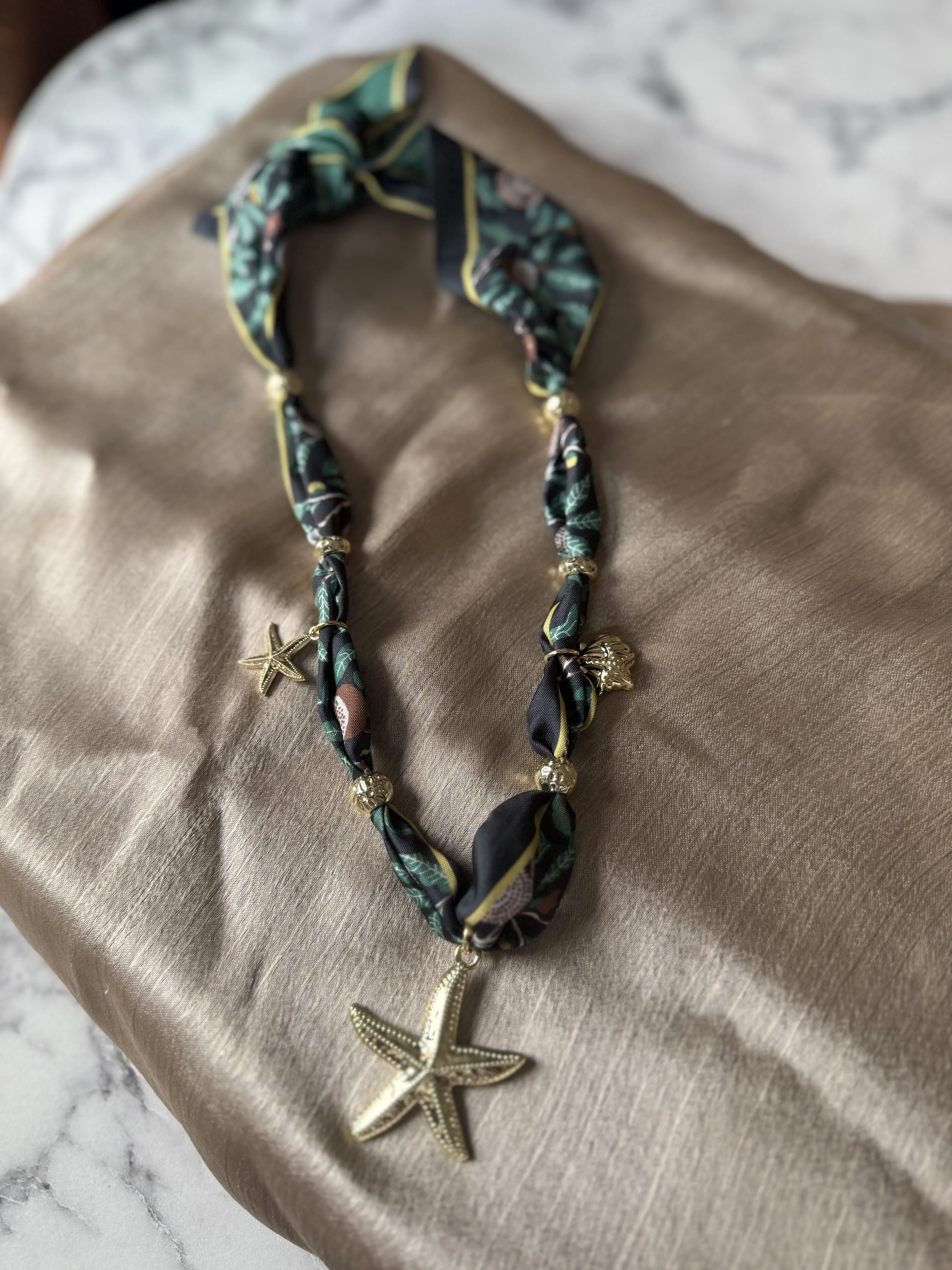 Çelik Charmlı Fular Kolye 