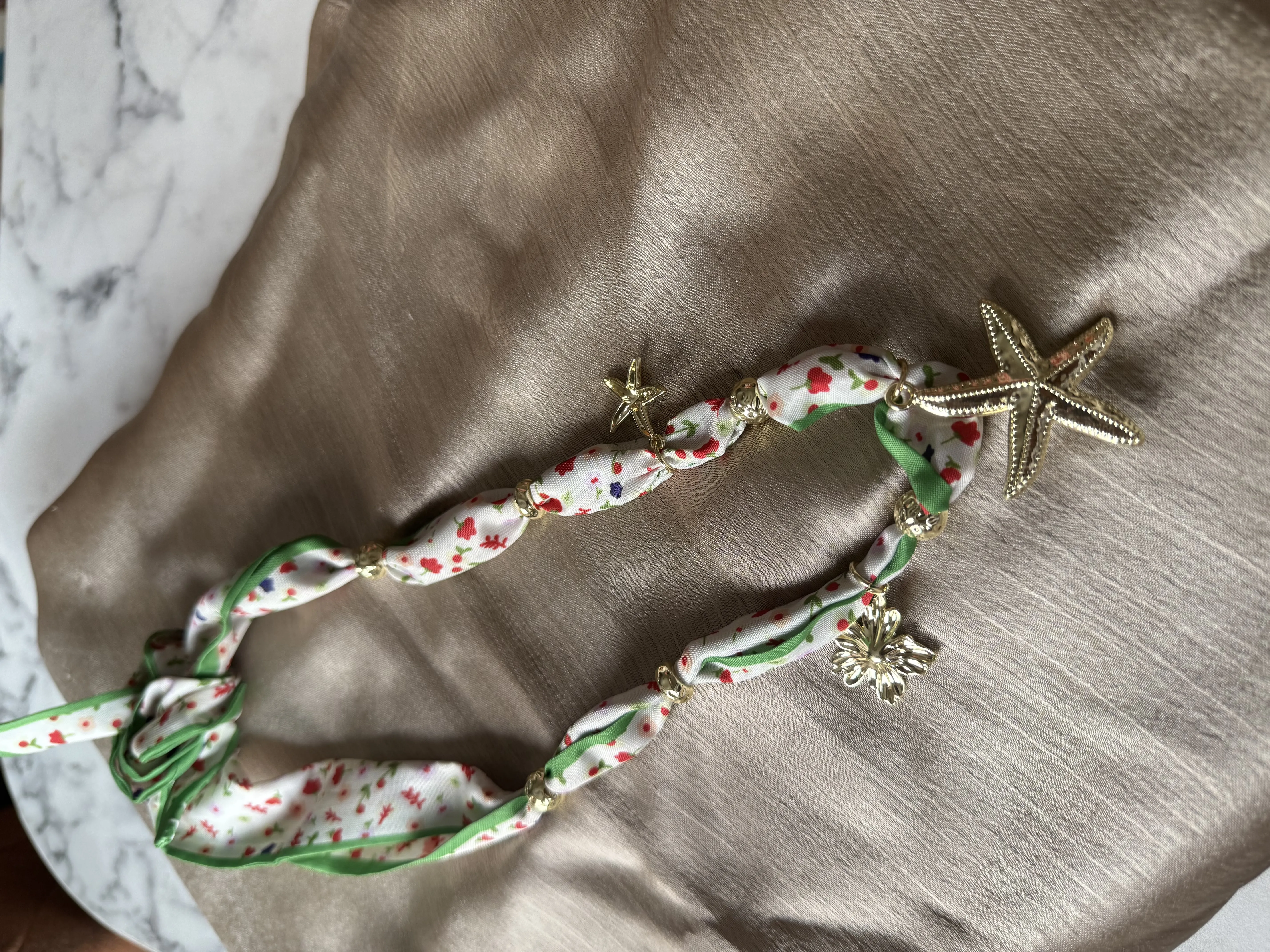 Çelik Charmlı Fular Kolye