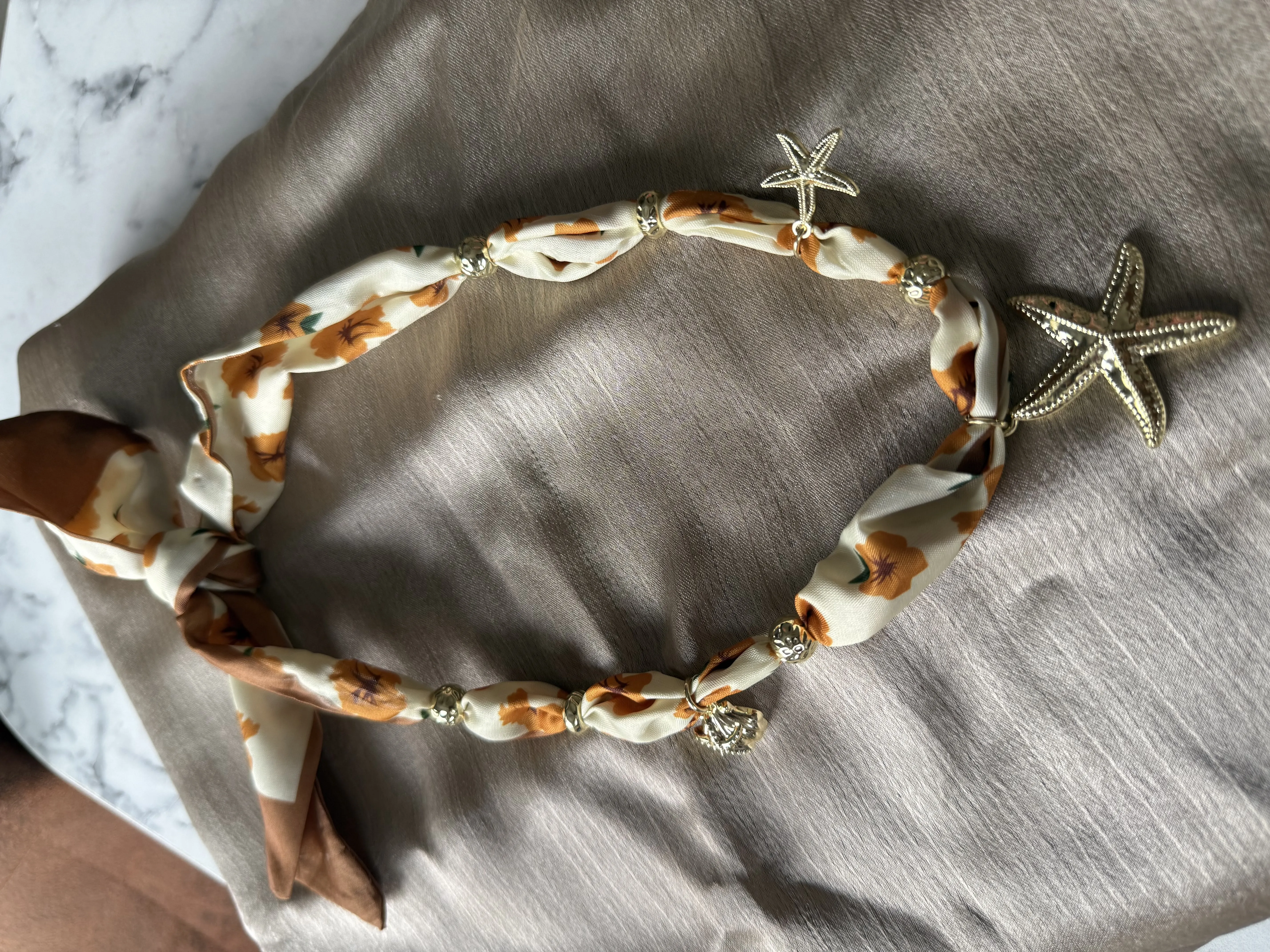 Çelik Charmlı Fular Kolye 