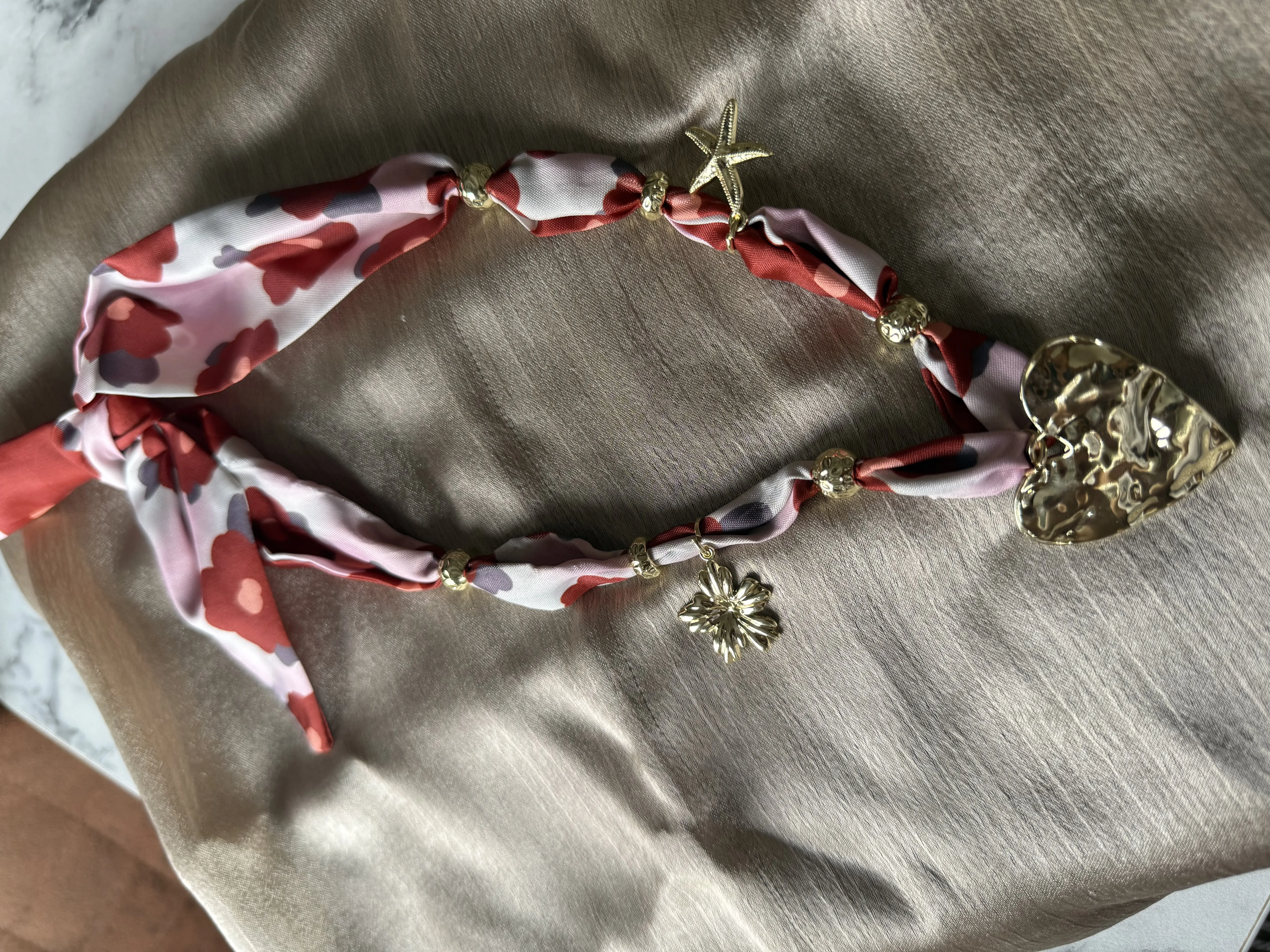 Çelik Charmlı Fular Kolye 