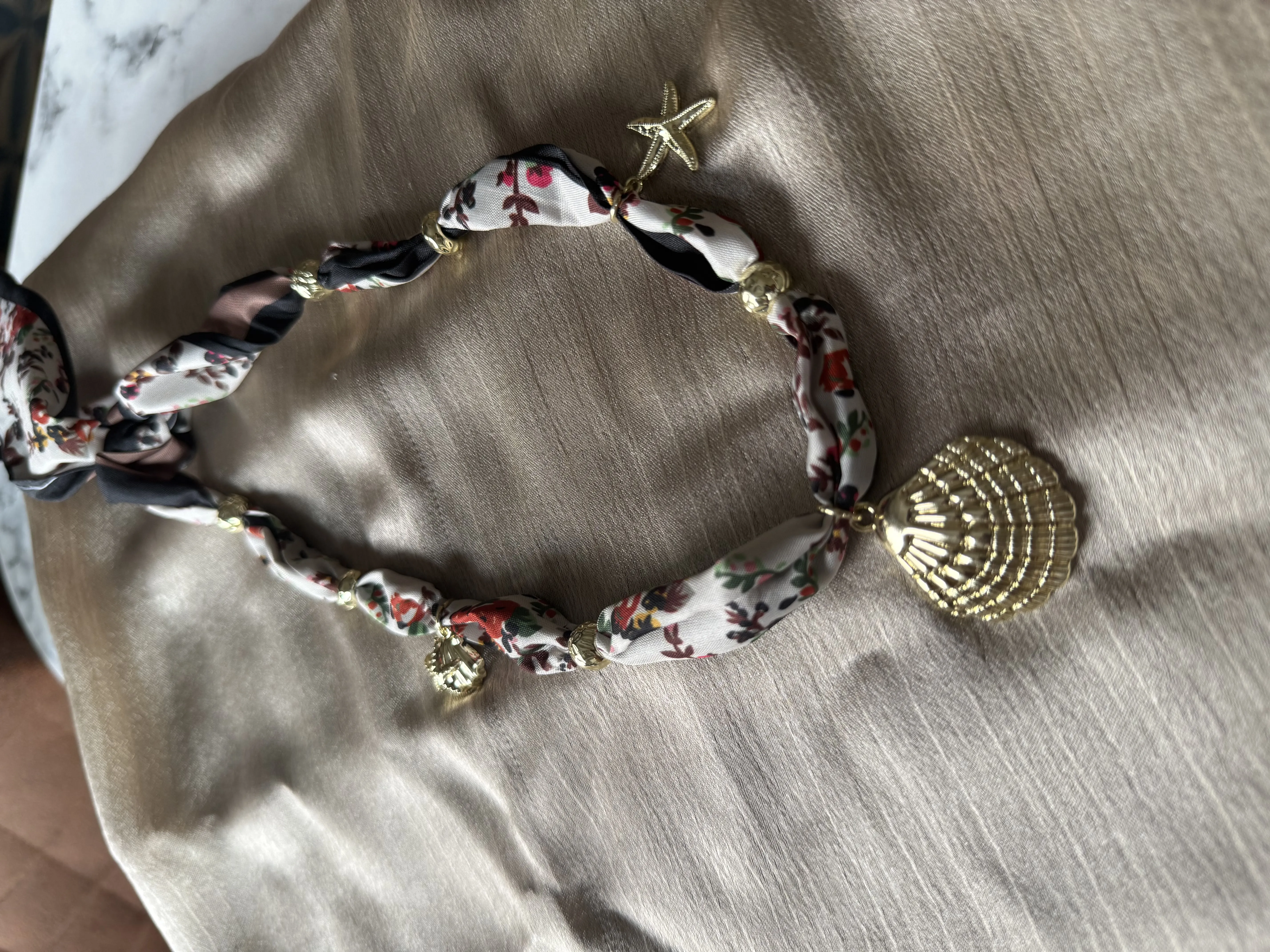 Çelik Charmlı Fular Kolye 