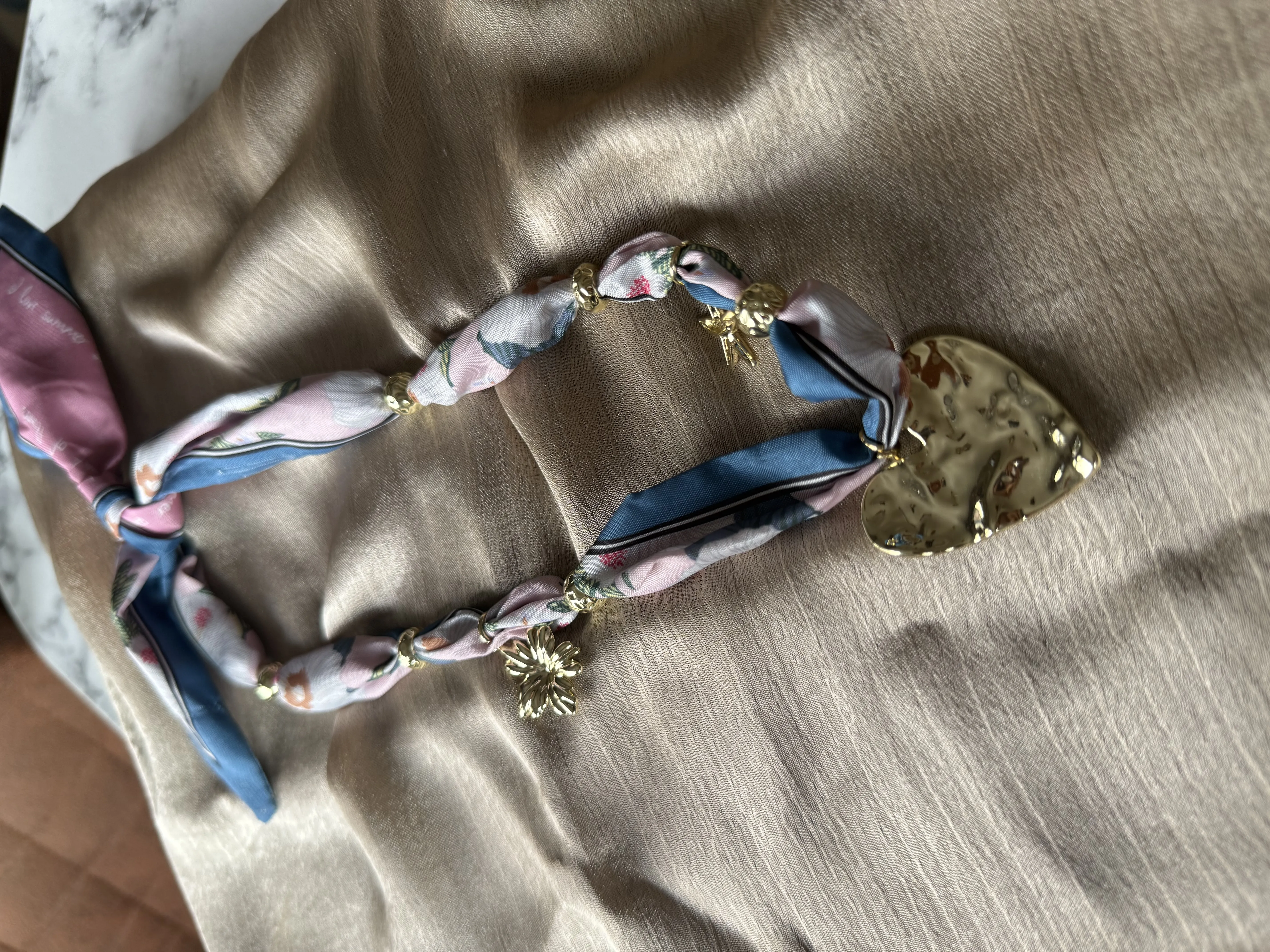 Çelik Charmlı Fular Kolye 