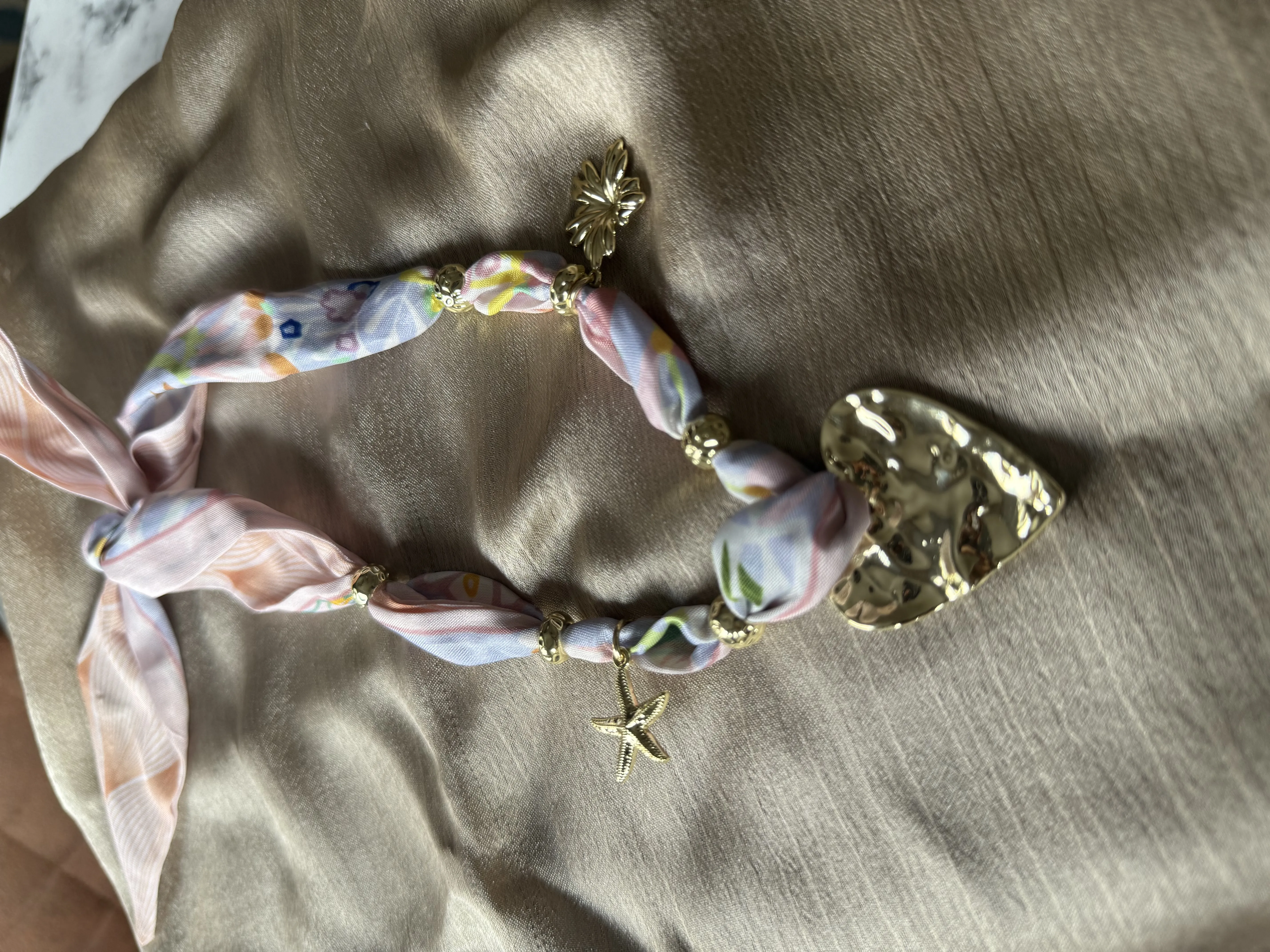 Çelik Charmlı Fular Kolye 