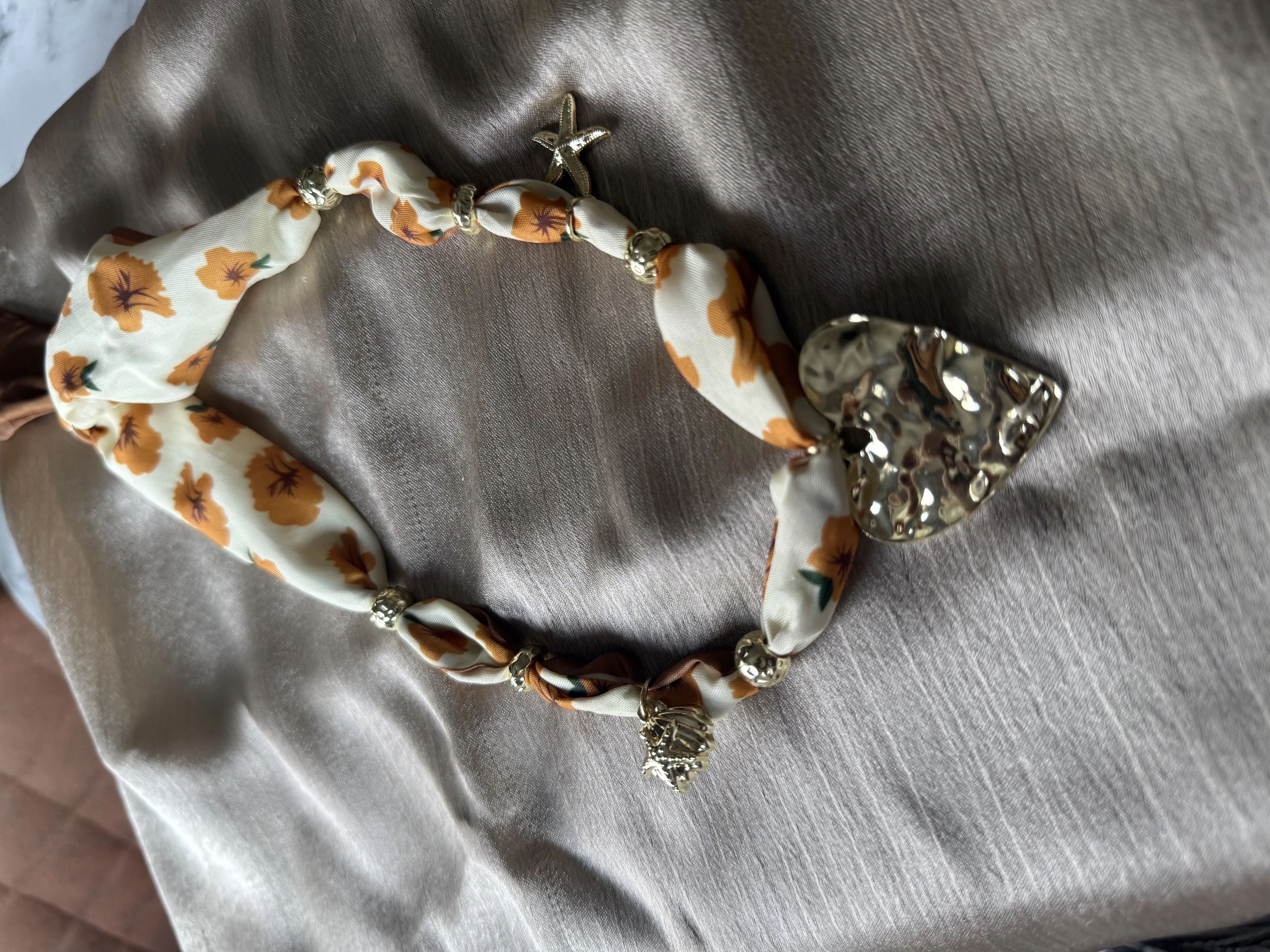 Çelik Charmlı Fular Kolye 