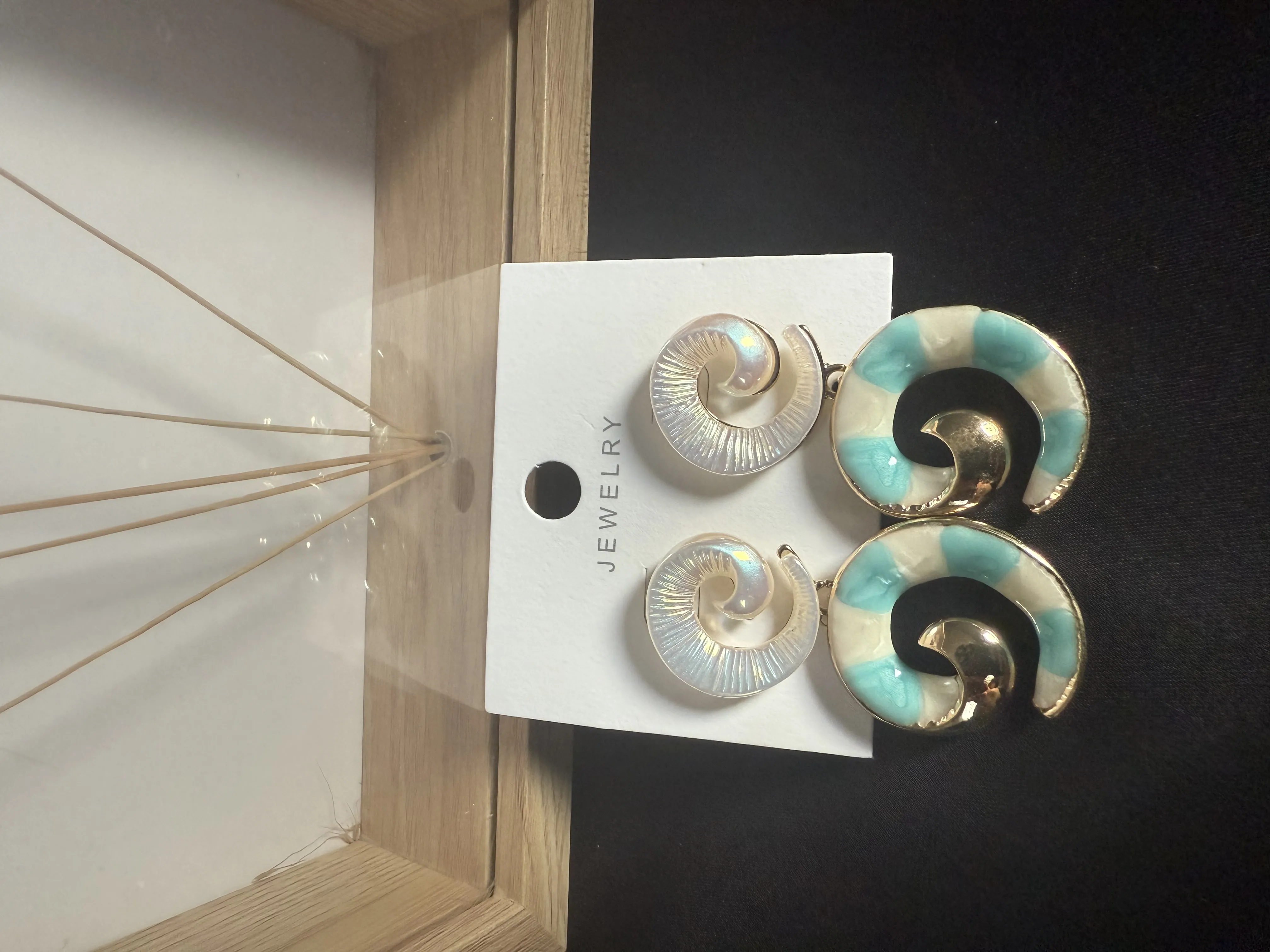 Beyaz Mineli Mavi Detaylı Kıvrık Küpe 